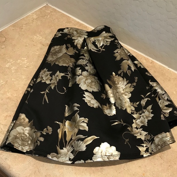 Charlotte Russe Black Gold Floral Pleated Skirt - Picture 6 of 7